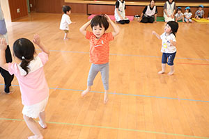 ホールでリトミック遊びとだるまさんがころんだ　　2歳児クラス