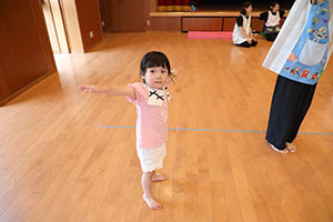 ホールでリトミック遊びとだるまさんがころんだ　　2歳児クラス