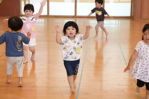 ホールでリトミック遊びとだるまさんがころんだ　　2歳児クラス