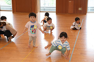 ホールでリトミック遊びとだるまさんがころんだ　　2歳児クラス