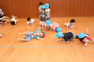 ホールでリトミック遊びとだるまさんがころんだ　　2歳児クラス
