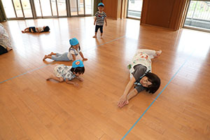 ホールでリトミック遊びとだるまさんがころんだ　　2歳児クラス