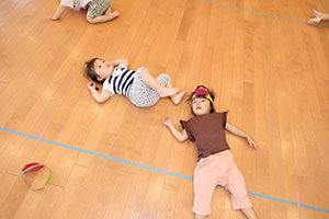 ホールでリトミック遊びとだるまさんがころんだ　　2歳児クラス