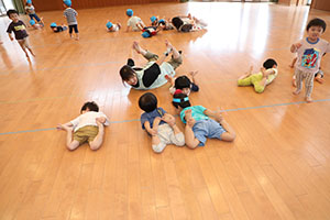 ホールでリトミック遊びとだるまさんがころんだ　　2歳児クラス