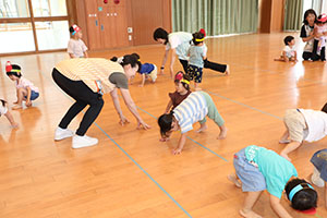 ホールでリトミック遊びとだるまさんがころんだ　　2歳児クラス