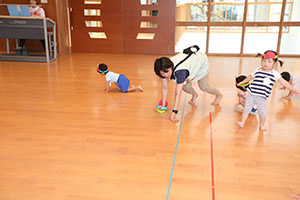 ホールでリトミック遊びとだるまさんがころんだ　　2歳児クラス