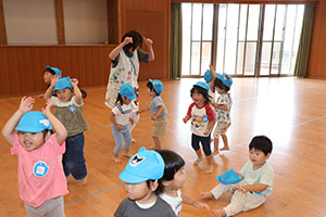 ホールでリトミック遊びとだるまさんがころんだ　　2歳児クラス