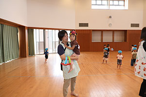 ホールでリトミック遊びとだるまさんがころんだ　　2歳児クラス