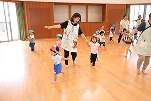 ホールでリトミック遊びとだるまさんがころんだ　　2歳児クラス