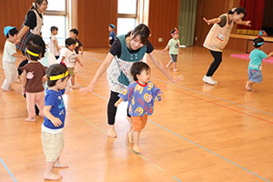 ホールでリトミック遊びとだるまさんがころんだ　　2歳児クラス