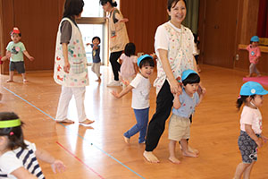 ホールでリトミック遊びとだるまさんがころんだ　　2歳児クラス