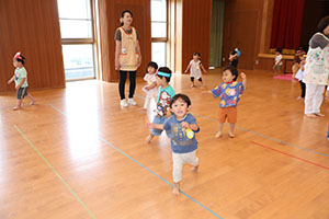 ホールでリトミック遊びとだるまさんがころんだ　　2歳児クラス