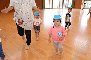 ホールでリトミック遊びとだるまさんがころんだ　　2歳児クラス