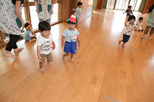 ホールでリトミック遊びとだるまさんがころんだ　　2歳児クラス