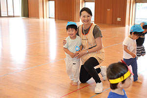 ホールでリトミック遊びとだるまさんがころんだ　　2歳児クラス