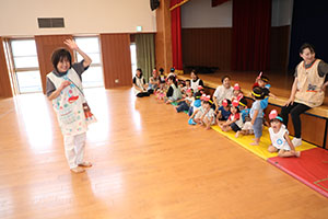 ホールでリトミック遊びとだるまさんがころんだ　　2歳児クラス
