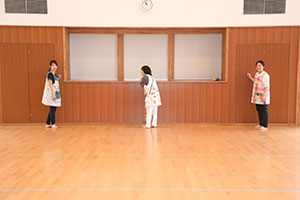 ホールでリトミック遊びとだるまさんがころんだ　　2歳児クラス