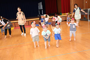 ホールでリトミック遊びとだるまさんがころんだ　　2歳児クラス