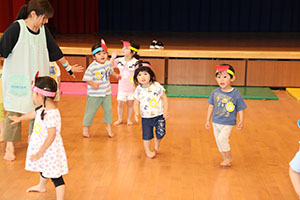ホールでリトミック遊びとだるまさんがころんだ　　2歳児クラス