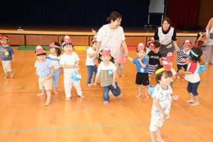 ホールでリトミック遊びとだるまさんがころんだ　　2歳児クラス
