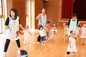 ホールでリトミック遊びとだるまさんがころんだ　　2歳児クラス
