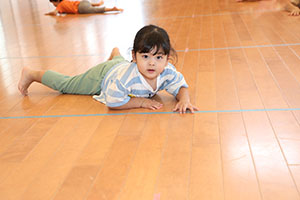 ホールでリトミック遊びとだるまさんがころんだ　　2歳児クラス