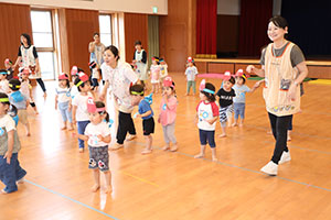 ホールでリトミック遊びとだるまさんがころんだ　　2歳児クラス
