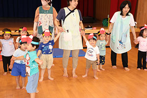 ホールでリトミック遊びとだるまさんがころんだ　　2歳児クラス