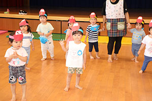 ホールでリトミック遊びとだるまさんがころんだ　　2歳児クラス