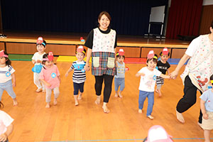 ホールでリトミック遊びとだるまさんがころんだ　　2歳児クラス