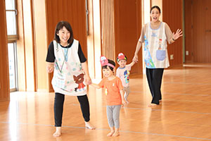 ホールでリトミック遊びとだるまさんがころんだ　　2歳児クラス
