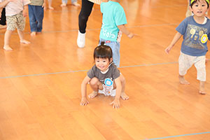 ホールでリトミック遊びとだるまさんがころんだ　　2歳児クラス