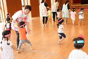 ホールでリトミック遊びとだるまさんがころんだ　　2歳児クラス