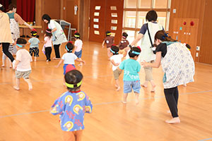 ホールでリトミック遊びとだるまさんがころんだ　　2歳児クラス