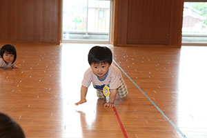 ホールでリトミック遊びとだるまさんがころんだ　　2歳児クラス