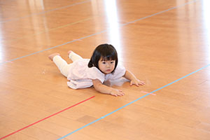 ホールでリトミック遊びとだるまさんがころんだ　　2歳児クラス
