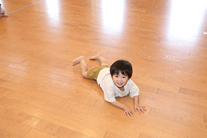 ホールでリトミック遊びとだるまさんがころんだ　　2歳児クラス