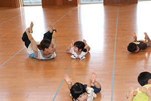 ホールでリトミック遊びとだるまさんがころんだ　　2歳児クラス