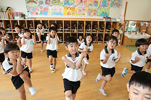 元気いっぱい歌っています♪　A・すみれ・りす