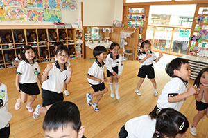 元気いっぱい歌っています♪　A・すみれ・りす