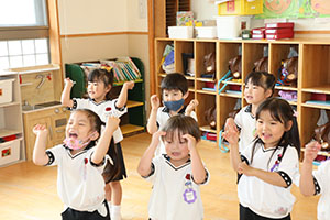 元気いっぱい歌っています♪　A・すみれ・りす