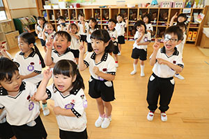 元気いっぱい歌っています♪　A・すみれ・りす