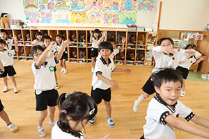 元気いっぱい歌っています♪　A・すみれ・りす