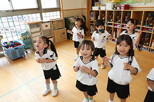 元気いっぱい歌っています♪　A・すみれ・りす