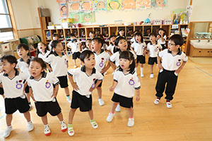元気いっぱい歌っています♪　A・すみれ・りす