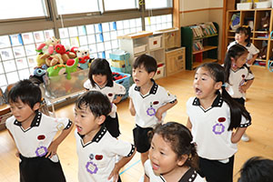 元気いっぱい歌っています♪　A・すみれ・りす