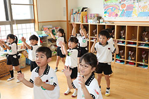元気いっぱい歌っています♪　A・すみれ・りす