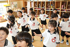 元気いっぱい歌っています♪　A・すみれ・りす