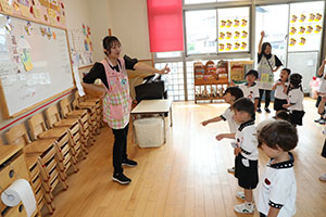元気いっぱい歌っています♪　A・すみれ・りす