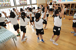 元気いっぱい歌っています♪　A・すみれ・りす